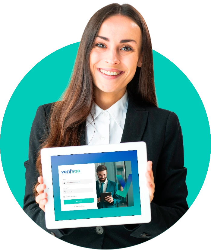 Mujer de negocios sosteniendo tablet